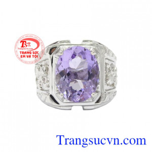 Nhẫn bạc thạch anh tím mang lại vẻ cá tính, mạnh mẽ cho nam giới.