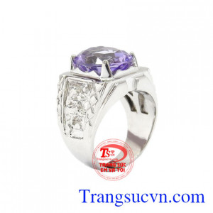 Nhẫn bạc thạch anh tím được chạm khắc công phu, tỉ mỉ kết hợp với đá thạch anh tím thiên nhiên tạo điểm nhẫn cho chiếc nhẫn.