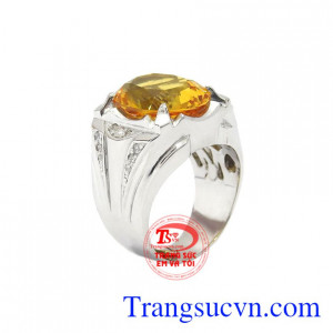 Nhẫn bạc thạch anh vàng nam tính sẽ khiến cho phái mạnh hững thú bởi vẻ tinh tế và sang trọng.