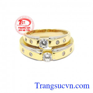 Sản phẩm hiện được nhiều cặp đôi yêu thích bởi nét đơn giản nhưng cũng không kém phần tinh tế của nó,Nhẫn cưới vàng hạnh phúc bền lâu