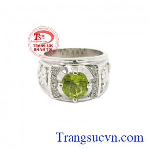 Đá Peridot có thể tăng lòng tự tin và sự quyết đoán, cân bằng sự kiên nhẫn và làm thông suốt suy nghĩ,Nhẫn nam bạc Peridot cá tính