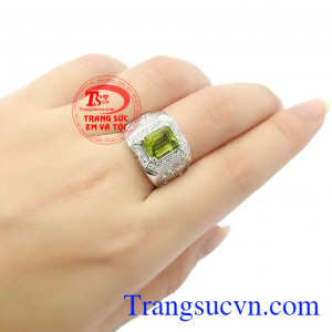 Đá Peridot mở cửa trái tim, giúp chúng ta tận hưởng niềm vui và phát triển các mối quan hệ,Nhẫn nam bạc Peridot thiên nhiên