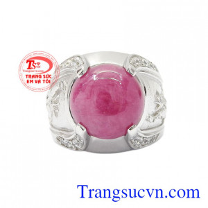 Nhẫn nam bạc Ruby cá tính là sản phẩm không thể bỏ lỡ bởi vẻ trẻ trung, chạm khắc độc đáo của chiếc nhẫn.