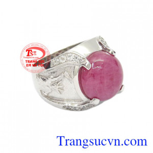 Nhẫn nam bạc Ruby cá tính đeo hợp phong thủy mang lại may mắn về sức khỏe và tà lộc cho người đeo.