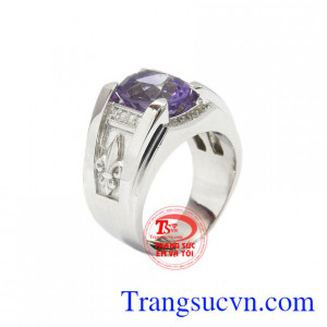 Nhẫn nam bạc thạch anh tím được chế tác tinh tế, chạm khắc tỉ mỉ, sáng bóng.