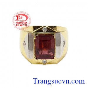 Người ta cho rằng,đá Garnet màu đỏ tượng trưng cho tình yêu, nó xua đuổi bất hạnh và đem lại hạnh phúc cho chủ nhân,Nhẫn nam Garnet mạnh mẽ