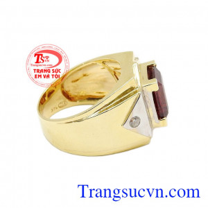 Sự kết hợp giữa vàng 14k và đá Garnet thiên nhiên mang lại sự mạnh mẽ, nam tính và nổi bật cho phái mạnh,Nhẫn nam Garnet mạnh mẽ