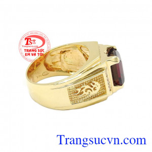 Còn theo phong thủy người phương Đông, đá garnet tượng trưng cho sự dồi dào, dư giả và màu đỏ lựu của loại đá này tượng trưng cho quyền lực và khát vọng,Nhẫn nam Garnet nam tính