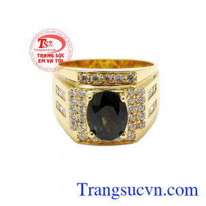 Đá Sapphire mang lại cảm giác êm đềm và tập trung tâm trí, giảm sự mệ mỏi, căng thẳng, giúp tinh thần thoải mái và loại bỏ được những suy nghĩ tiêu cực cho người đeo,Nhẫn nam Sapphire thịnh vượng