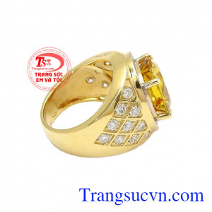Đặc biệt, Sapphire cũng được coi là viên đá của tri thức, sự lãnh đạo sáng suốt và trung thực,Nhẫn nam Sapphire vàng công danh