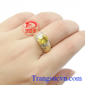 Chúng rất hữu ích trong việc giúp chủ nhân đưa ra những quyết định sáng suốt, công bằng và tích cực về những vấn đề liên quan đến pháp lý, công lý,Nhẫn nam Sapphire vàng tài lộc