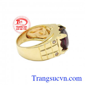 Trên thực tế với màu đỏ, đá ngọc hồng lựu rất dễ bị nhầm lẫn với đá Ruby nên rất hay được dùng trong việc chế tác trang sức tiệc cưới bởi màu đỏ luôn tượng trưng cho một tình yêu mãnh liệt và tăng hưng phấn cho tâm hồn,Nhẫn nam vàng Garnet đẹp