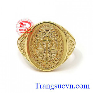 Nhẫn nam vàng tây công lý phù hợp nhiều phong cách thời trang và trang phục khác nhau