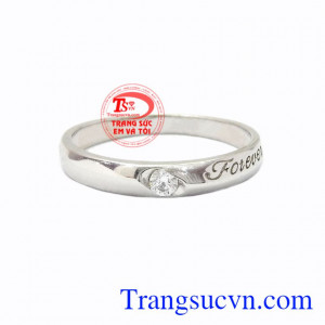 Nhẫn nam vàng trắng Forever giúp người đeo dễ phối đồ, hợp thời trang.