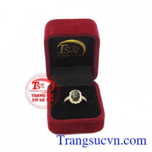 Nhẫn nữ saphir thiên nhiên đẹp thích hợp làm quà tặng cho người phụ nữ của bạn.