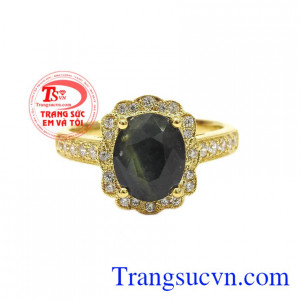 Nhẫn nữ saphir thiên nhiên đẹp mang phong cách tân cổ điển với các đường nét tỉ mỉ, hài hòa.