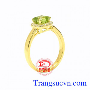 Nhẫn nữ vàng Peridot xinh xắn phù hợp cho những người mệnh Mộc và mệnh Hỏa.