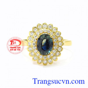 Nhẫn nữ vàng sapphire duyên dáng là sản phẩm được chế tác tỉ mỉ từ đá sapphire thiên nhiên trong suốt, màu sắc thu hút ánh nhìn.