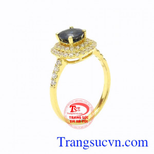 Nhẫn nữ vàng sapphire nữ tính được chế tác từ vàng 14k và đá sapphire thiên nhiên chất lượng.