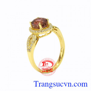 Nhẫn nữ vàng Tourmaline vàng 14k mang lại vẻ quý phái và sang trọng cho phái đẹp.
