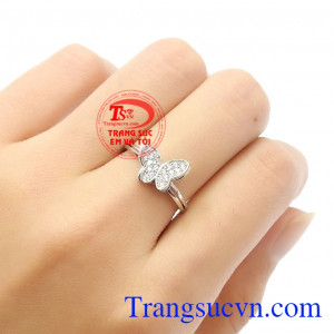 Hồ điệp còn mang đến sự sung túc cho chủ nhân, đây cũng được coi là món trang sức đem lại may mắn,Nhẫn nữ vàng trắng hồ điệp