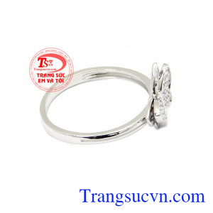 Và một ý nghĩa khác của bướm là sự tự do nên nhiều phụ nữ lựa chọn các phụ kiện trang sức bướm như là một lời nhắc nhở về các cơ hội ở phía trước của họ,Nhẫn nữ vàng trắng hồ điệp