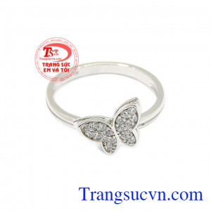 Trong các nền văn hóa Hy Lạp và Nga, bướm là một biểu tượng của nữ tính và duyên dáng, thậm chí là đại diện của một tâm hồn tinh khiết,Nhẫn nữ vàng trắng hồ điệp