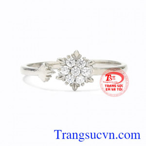 Nhẫn nữ vàng trắng hoa tuyết mang lại nét trẻ trung, tươi tắn cho các nàng.
