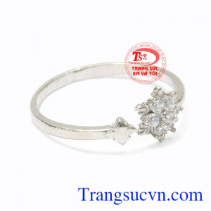 Nhẫn nữ vàng trắng hoa tuyết vàng 10k thương hiệu Em và Tôi nhận đặt hàng theo yêu cầu của khách hàng.