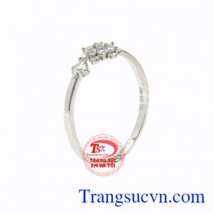Nhẫn nữ vàng trắng hoa tuyết là sản phẩm được nhập khẩu từ Korea với thiết kế xinh xắn từ vàng 10k.