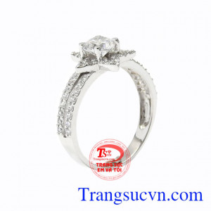 Nhẫn nữ vàng trắng lấp lánh được chế tác tỉ mỉ, công phu màu sắc rực rỡ, lấp lánh.