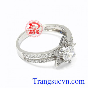 Nhẫn nữ vàng trắng lấp lánh sẽ khiến các cô nàng thích thú bởi vẻ đẹp của chiếc nhẫn.