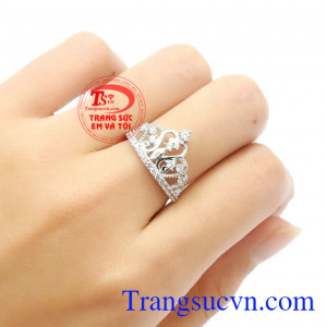 Kiểu dáng nhẫn hợp thời trang, dễ dàng kết hợp với nhiều loại trang phục khác nhau,Nhẫn nữ vàng trắng vương miện