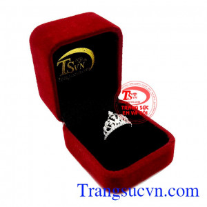 Sản phẩm thích hợp làm quà tặng cho người thân hoặc bạn bè,Nhẫn nữ vàng trắng vương miện