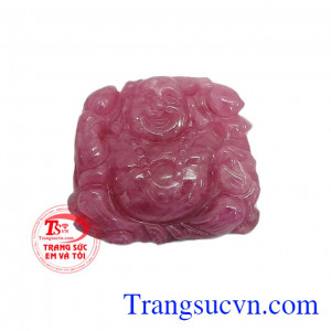 Phật di lặc ruby thành công được chạm khắc tinh xảo với những đường nét thanh toát