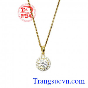 Dây chuyền xoắn mảnh kết hợp cùng càng làm tăng thêm vẻ sang trọng cho sản phẩm,Bộ dây nữ vàng nổi bật