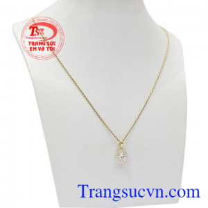 Mặt dây với kiêu dáng đơn giản nhưng lại cực kỳ nổi bật nhờ chi tiết đính đá CZ sáng lấp lánh,Bộ dây nữ vàng nổi bật