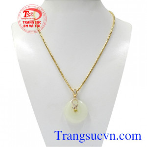 Bộ mặt dây ngọc cẩm thạch nữ tính là sự kết hợp giữa mặt dây vàng cẩm thạch và dây chuyền vàng bền đẹp.
