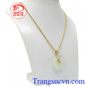 Bộ mặt dây ngọc cẩm thạch nữ tính sẽ là sự lựa chọn hoàn hảo để dành tặng cho phái đẹp.