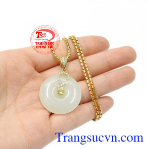 Bộ mặt dây ngọc cẩm thạch nữ tính tinh tế.