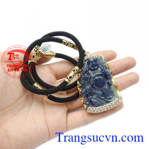 Đá sapphire thiên nhiên được chạm khắc hình phật di lặc rất tinh tế và đẹp mắt. Bộ trang sức phật di lặc sapphire vạn phúc