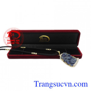 Bộ trang sức thích hợp với nhiều kiểu trang phục. Bộ trang sức phật di lặc sapphire vạn phúc.