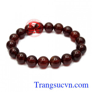 Chuỗi tay đá Garnet là sự kết hợp của các viên đá Garnet chất lượng 9 ly mang lại vẻ tinh tế cho người đeo.