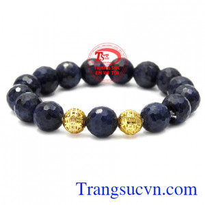 Chuỗi tay vàng Sapphire là sự kết hợp của đá Sapphire thiên nhiên và vàng 10k mang lại vẻ sang trọng, thanh lịch cho phái đẹp.