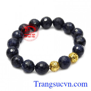 Chuỗi tay vàng Sapphire phù hợp cho những người mang mệnh Thủy và Mộc. 