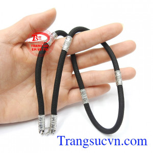 Dây dù bọc vàng trắng thời trang là món quà ý nghĩa cho người bạn yêu thương