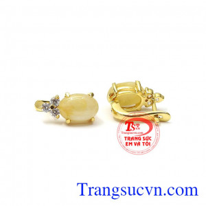 Hoa tai saphir vàng may mắn phù hợp với người mệnh kim và mệnh thổ