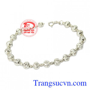 Lắc tay nữ bi bạc tôn lên vẻ nữ tính, trẻ trung cho nữ giới.