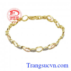 Với kiểu dáng mắt xích đẹp, tạo điểm nhấn nổi bật cho sản phẩm,Lắc tay nữ vàng thanh lịch