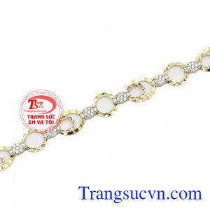 Lắc tay được làm tỉ mỉ, tinh xảo, tôn lên vẻ đẹp dịu dàng cho phái yếu,Lắc tay nữ vàng thanh lịch